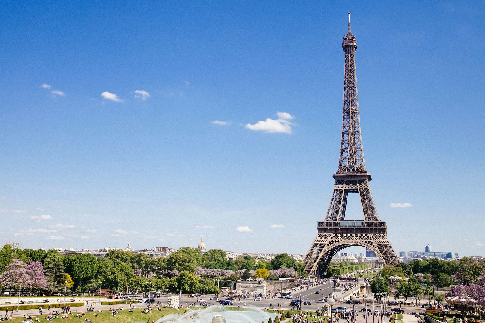 Eiffel Tower in Paris — online Mandarin lessons from France with WillyChina